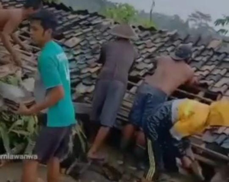 Puluhan Atap Rumah Warga Desa Sidomakmur Hancur di Terjang Angin Puting Beliung   