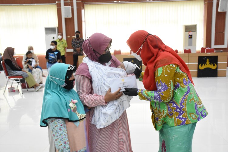 Pemkot Bandarlampung Berikan Satuan Kepada Anak-anak Yatim Piatu Korban Meninggal Karena Covid-19