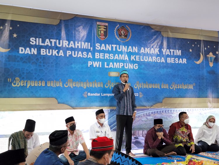 PWI Lampung Bukber Sekaligus Santuni Anak Yatim