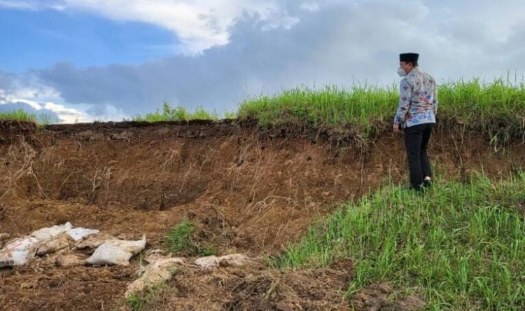 Walikota Metro Cek Tangul Retak di Perbatasan Kelurahan Yosomulyo