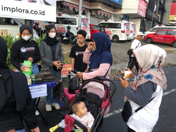 Anak Karyawan BUMN di Bandarlampung Gelar Aksi Bagi-bagi Teh Gratis