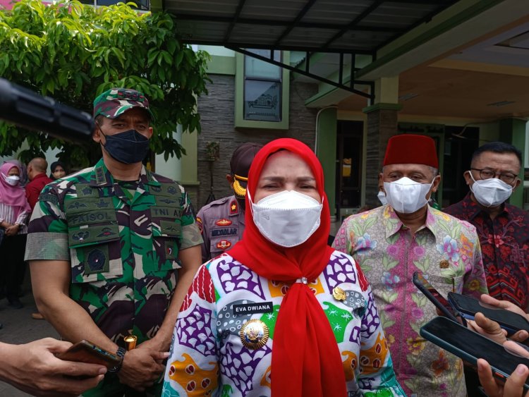 Eva Dwiana Melakukan Peletakan Batu Pertama Pembangunan Masjid Jami Al-Munawwaroh