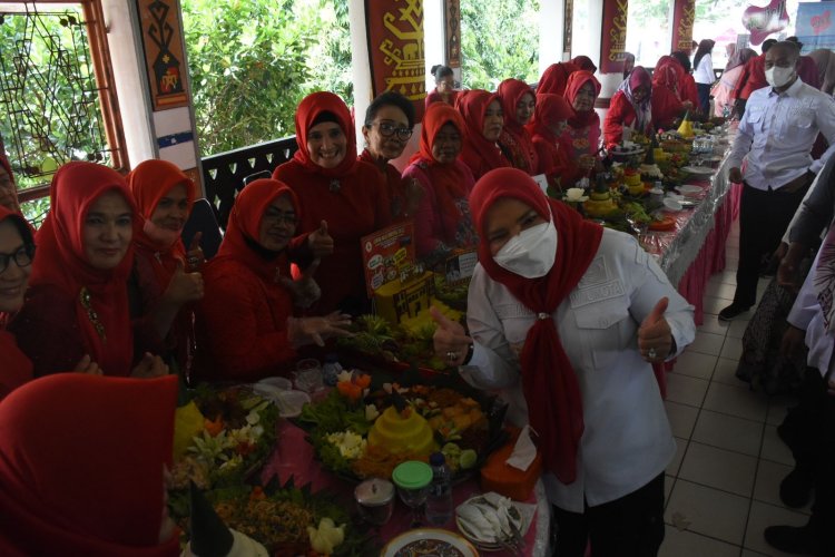 Walikota Eva Buka Lomba Tumpeng Peringatan Hari Ibu