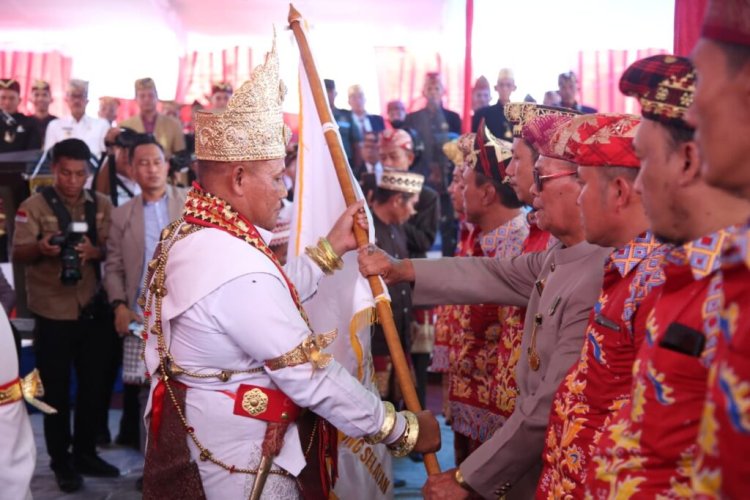 Bupati Lamsel dan Istri Dapat Gelar kehormatan oleh Pekhwatin Punyimbang Adat Lampung Marga Katibung