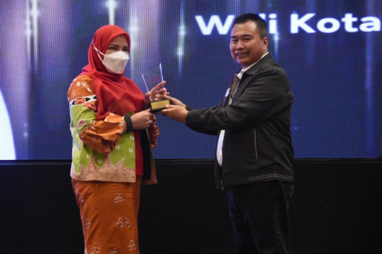 SMSI Lampung Award, Eva Dwiana Raih Penghargaan Kepala Daerah Peduli UMKM