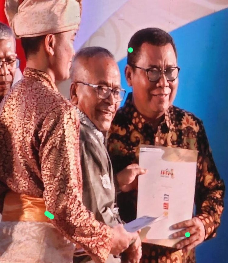 Ketua dan Sekretaris DK PWI Lampung Terima Pers Card Number One