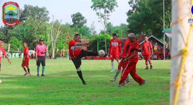 Tim Kesebelasan Sepak Bola Red Brothers Hajar Apdesi 8-1.