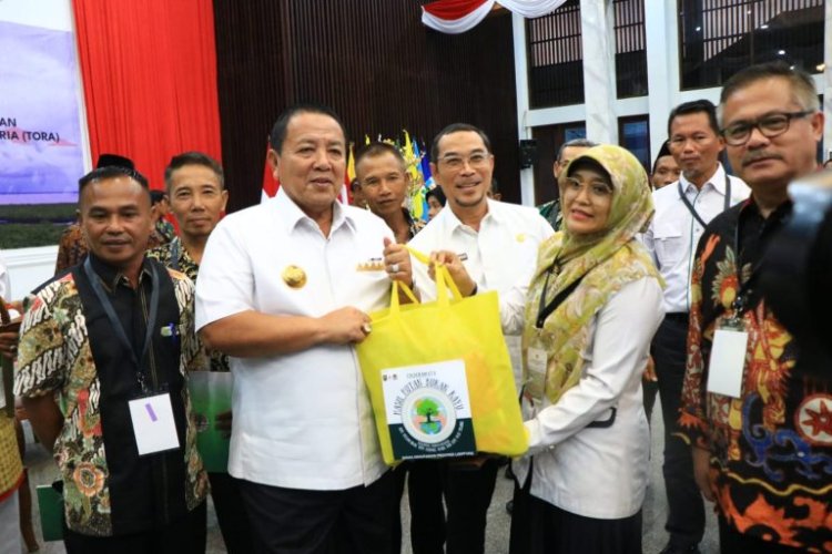 Gubernur Ikuti Penyerahan SK Perhutanan Sosial dan SK Tanah Objek Reforma Agraria oleh Presiden RI