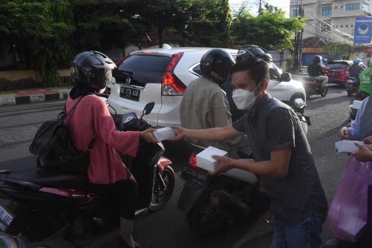 Momen Puasa, PWI Lampung Kolaborasi Dengan SPPN VII Bagi Takjil ke Masyarakat