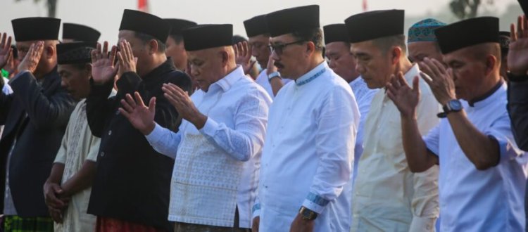 Bupati Lamsel Melaksanakan Sholat Idul Fitri 1444 Hijriah di Kampung Halaman