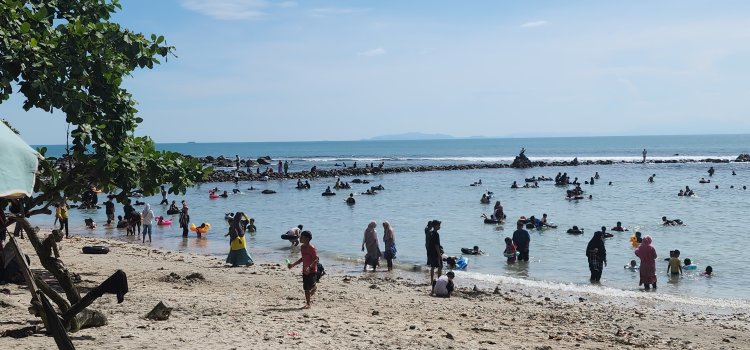 Momen Lebaran, Pantai Semukuk Pesisir Kalianda Ramai di Kunjungi Wisatawan