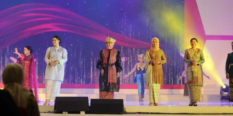 Riana Sari Arinal Tampil di Kegiatan Fashion Show  Dalam Acara Memperingati HUT Dekranas Ke-43