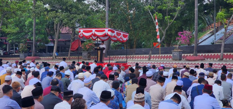 Bupati Lamsel Sholat Idul Adha di Lapangan Korpri Bersama Masyarakat