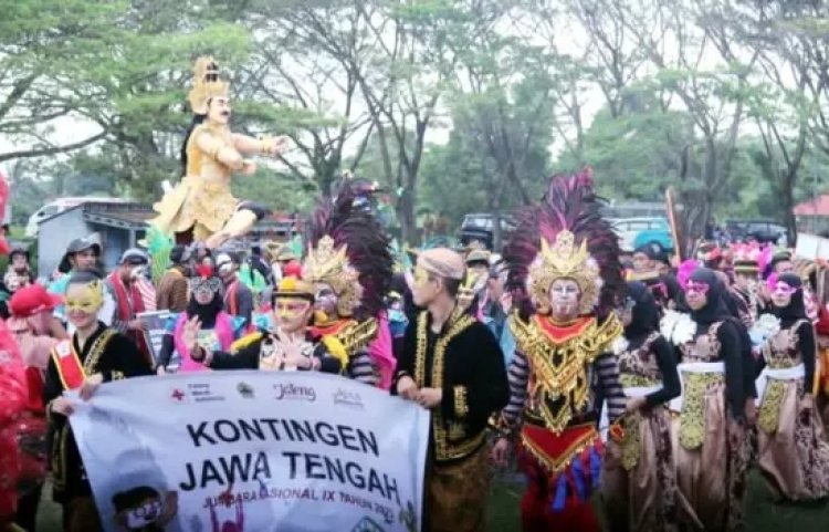 Ribuan Masyarakat Antusias Saksikan Parade Budaya Jumbara PMR Ke-IX di Kalianda