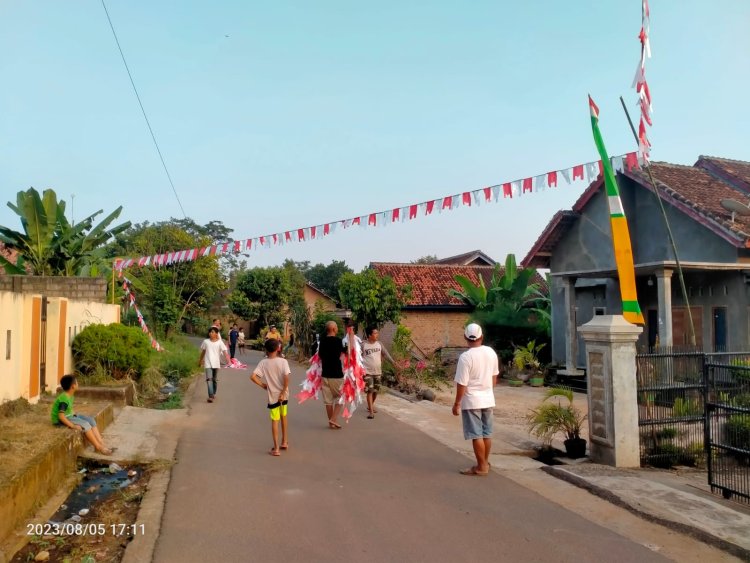 Jelang HUT RI Ke 78 Warga  Kelurahan Tanjung Harapan, Kotabumi Selatan Percantik Lingkungan