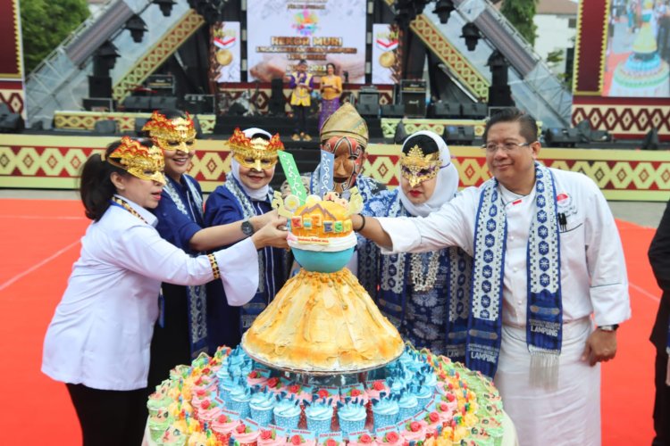 Kue Engkak Ketan Khas Lampung Terbanyak, Pecahkan Rekor MURI pada Festival Krakatau 2023