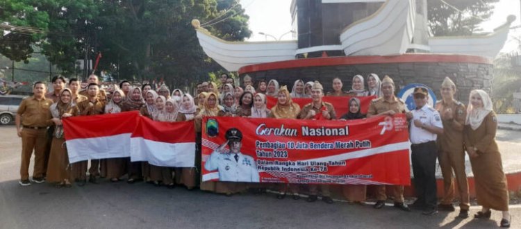 Pemkab Lampung Selatan Bagi-bagi Bendera Merah Putih