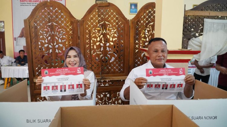 Bupati Lamsel dan Bunda Winarni Berikan Hak Pilih di Pilkades Way Galih