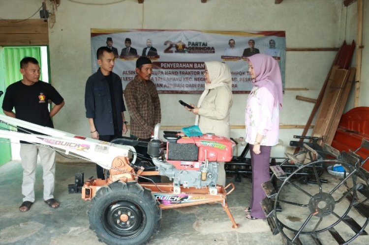 Elly Wahyuni Salurkan Bantuan Hand Tracktor