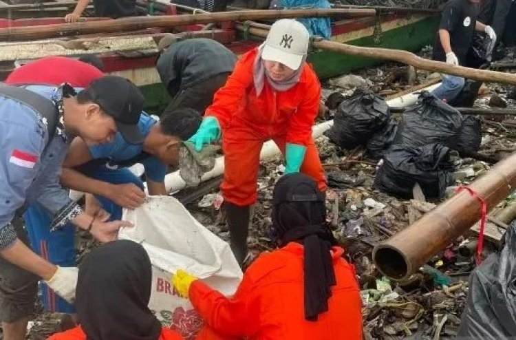 Anggota DPRD Lesty Putri Utama Bersih-bersih Pantai