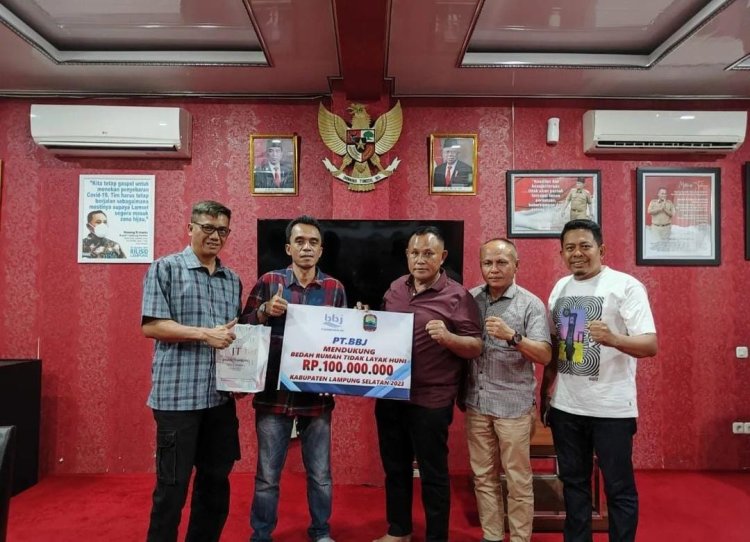 Bupati Lamsel Terima Bantuan Bedah Rumah Rp 100 Juta Dari PT BBJ