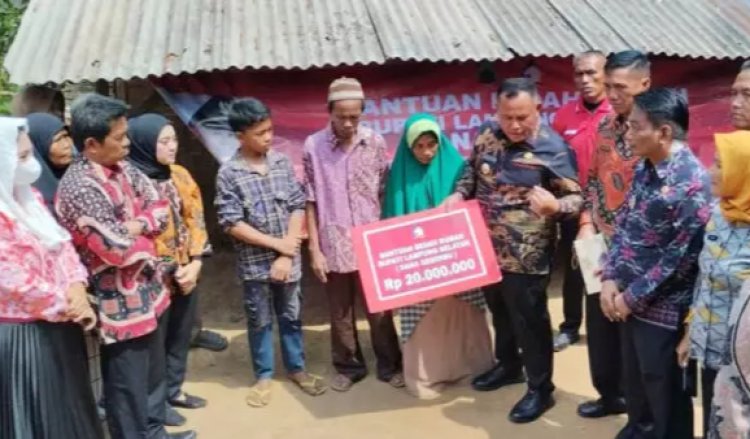 Bupati Lampung Selatan Bedah Rumah Warga Desa Trans Tanjungan Kecamatan Katibung