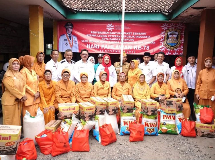 Pemkot Bandar Lampung Beri Puluhan Veteran Paket Sembako