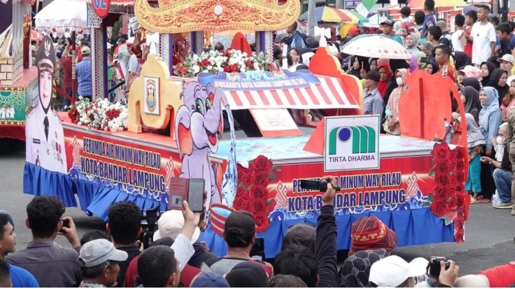 Warga Antusias Saksikan Pawai Budaya HUT Bandar Lampung ke-341