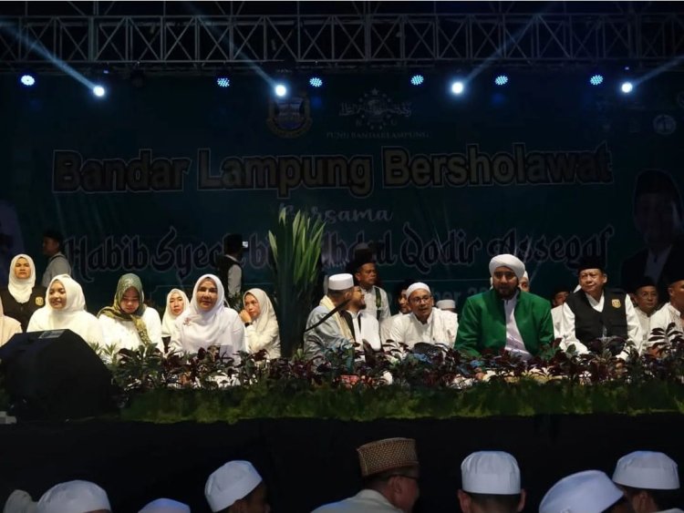 Warga Bandar Lampung Bersholawat Bersama Habib Syech Bin Abdul Qodir Assegaf