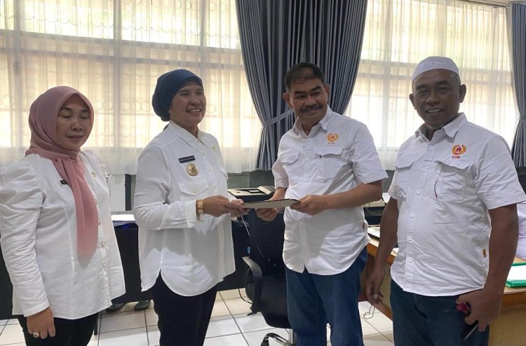 DLH Provinsi Bantu Konteiner Sampah Untuk KONI Provinsi Lampung