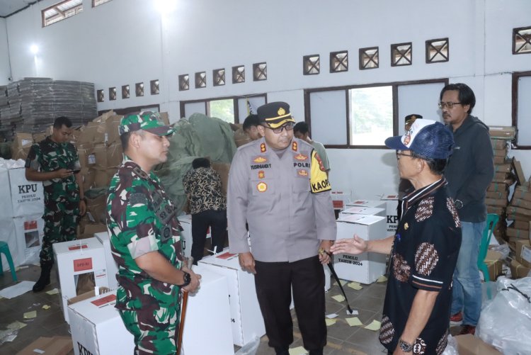 Kapolres Bersama Dandim Lamsel Cek Packing Surat Suara di Gudang Logistik KPU