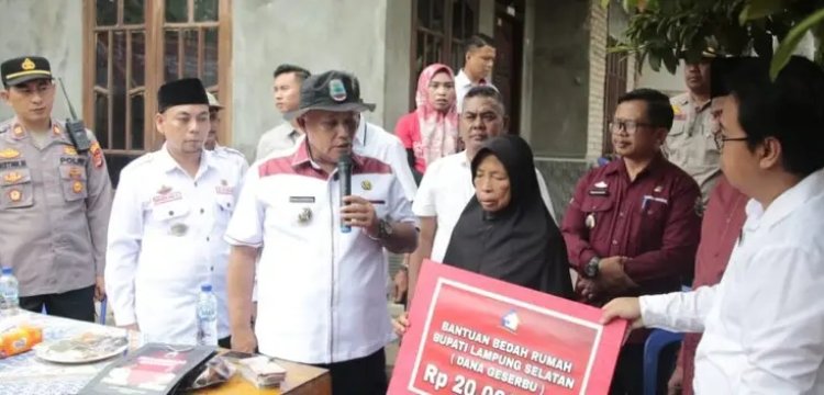 Bupati Lampung Selatan Kembali Gulirkan Bantuan Bedah Rumah Kepada Warganya Di Desa Ketapang