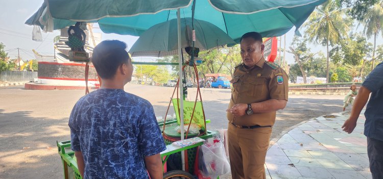 Ditengah Kesibukan Bertugas, Bupati Nanang Ermanto Sempatkan Menyapa Para Pedagang Kuliner