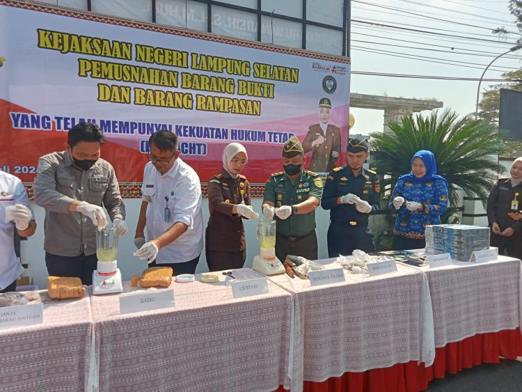 Kejari Lampung Selatan Musnahkan Barang Bukti Narkoba, Rokok Ilegal Hingga Senpi