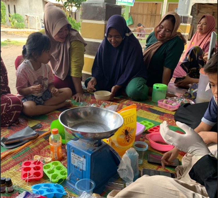 Mahasiswa KKN Siger Berjaya 33 Ubah Limbah Minyak Jelantah Jadi Lilin Aromaterapi, Berdayakan Masyarakat dan Jaga Lingkungan