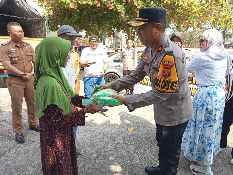 Wakapolres Kompol Doni Dunggio Bersama Alumni SMAN 3 Gorontalo Bagikan Beras Untuk Masyarakat di Kalianda