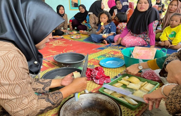 KKN Siger Berjaya, Mahasiswa Inovasikan Limbah Batang Pisang Jadi Keripik