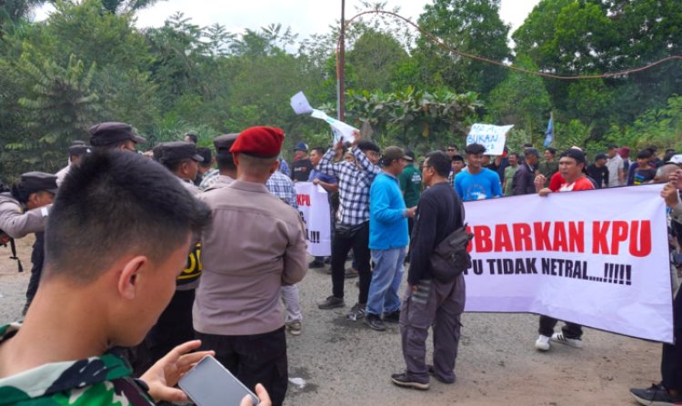 Ribuan Massa Anarkis di Depan Kantor KPU Mesuji 