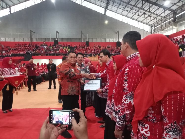 Bupati Lamsel Serahkan Bantuan Insentif Guru Honor