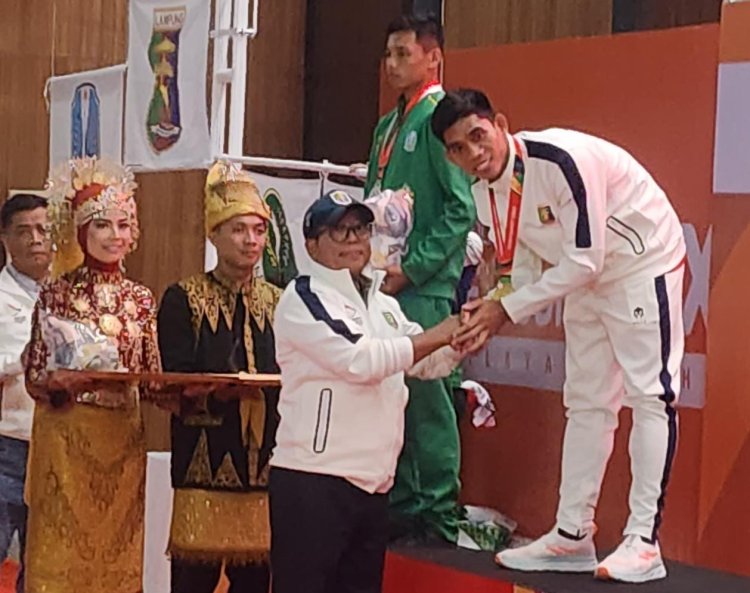 PJ Gubernur Lampung Kalungkan Mendali Emas Untuk Atlet Muaythai Abdul Muiz