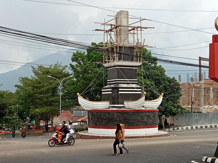 Perbaikan Tugu Adipura Mangkrak