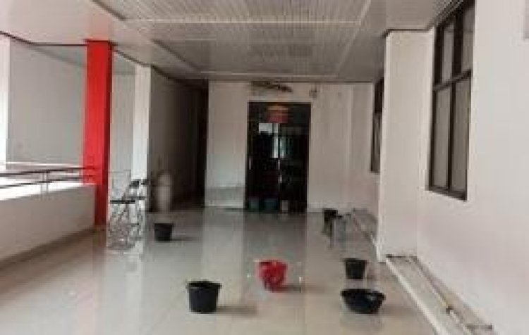 Ruangan Staf Ahli Bupati Lampung Selatan Bocor, Akibatnya Meja dan Kursi Kerja Basah