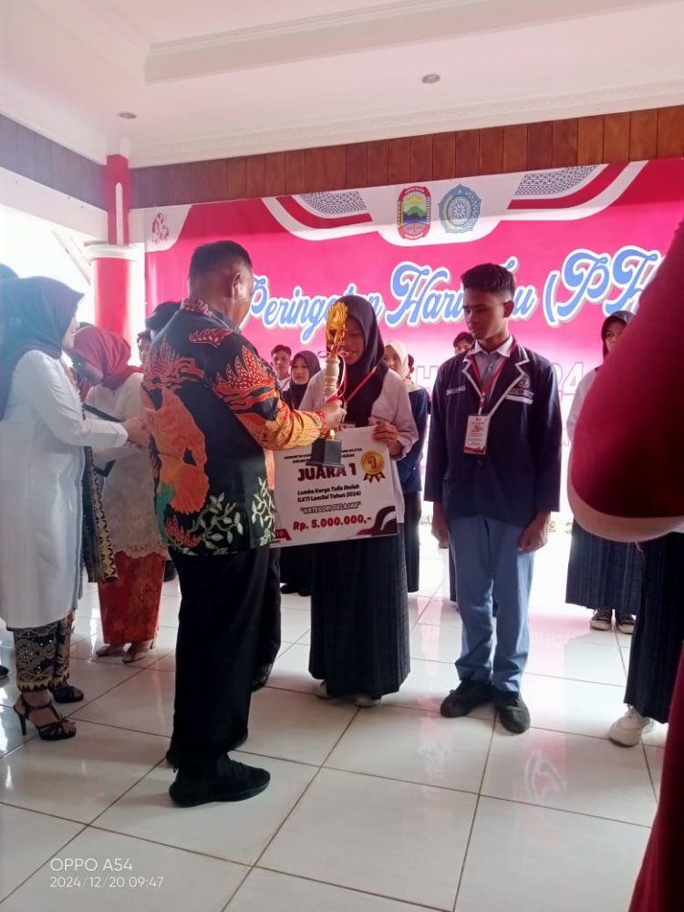 Bupati dan Ketua Tim PPK Lamsel Serahkan Penghargaan dan Hadiah Kepada  Pemenang Lomba