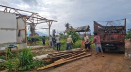 Poto Warga secara sukarela membongkar bangunan di bantu pihak PTPN 1 Regional 7 (poto Humas PTPN )