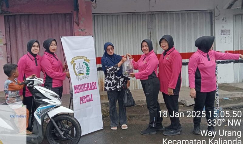 Anggota Bhayangkari Polsek Kalianda membagikan hasil panen terong kepada masyarakat sekitar ( poto dok Humas Polsek Kalianda).