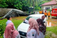 Atap Garasi Mobil di Kantor DKP Lampung Selatan ambruk diterpa hujan deras, Rabu, 22 Januari 2025. (Foto.Ist)