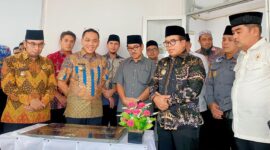 Kepala Dinas Pemuda dan Olahraga (Dispora) 

Lampung, Descatama Paksi Moeda, sat 
mendampingi PJ Gubernur Lampung Samsudin (dok Humas KONI Lampung).