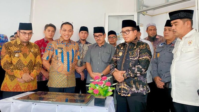 Kepala Dinas Pemuda dan Olahraga (Dispora) 

Lampung, Descatama Paksi Moeda, sat 
mendampingi PJ Gubernur Lampung Samsudin (dok Humas KONI Lampung).