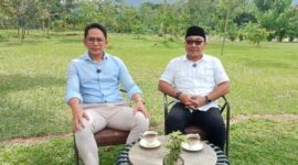 Bupati dan Wakil Bupati Lampung Selatan terpilih Radityo Egi Pratama - Syaiful Anwar tengah jumpa pers, di Taman Lingkungan SMA Kebangsaan, Jumat, 24 Januari 2025. (Foto: Juwantoro)