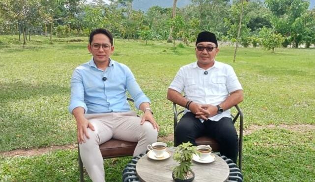 Bupati dan Wakil Bupati Lampung Selatan terpilih Radityo Egi Pratama - Syaiful Anwar tengah jumpa pers, di Taman Lingkungan SMA Kebangsaan, Jumat, 24 Januari 2025. (Foto: Juwantoro)